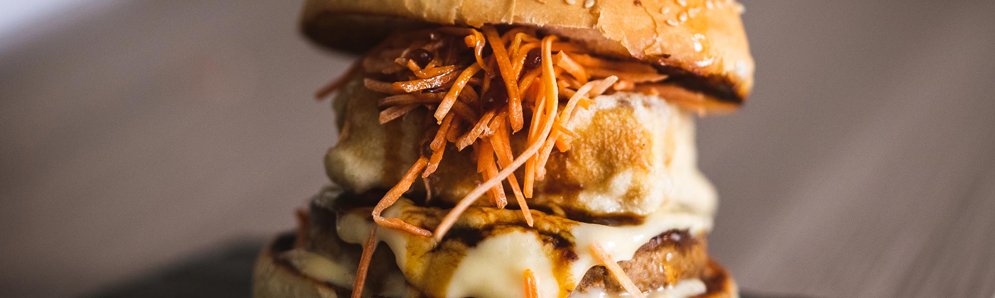 Hamburger vegetale con tofu fritto, salsa teriyaki, maionese veg al wasabi e carote – ingredienti e preparazione