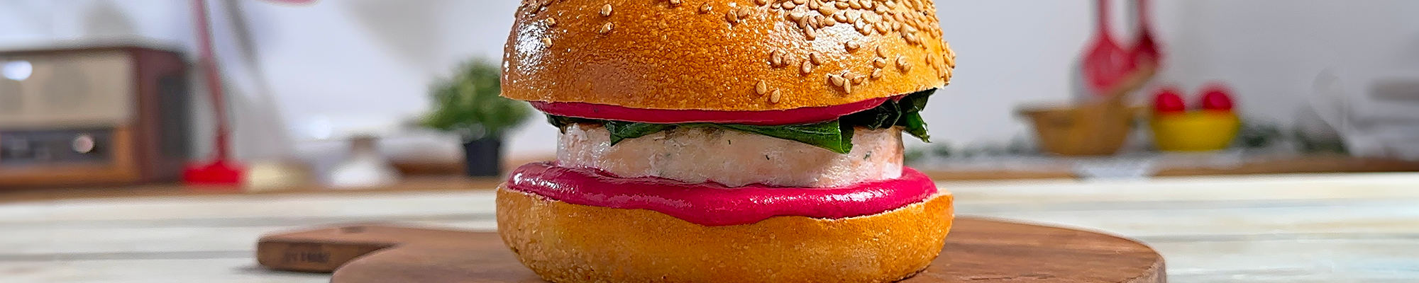 Burger di salmone con maionese alla barbabietola ed erbette saltate – ingredienti e preparazione 