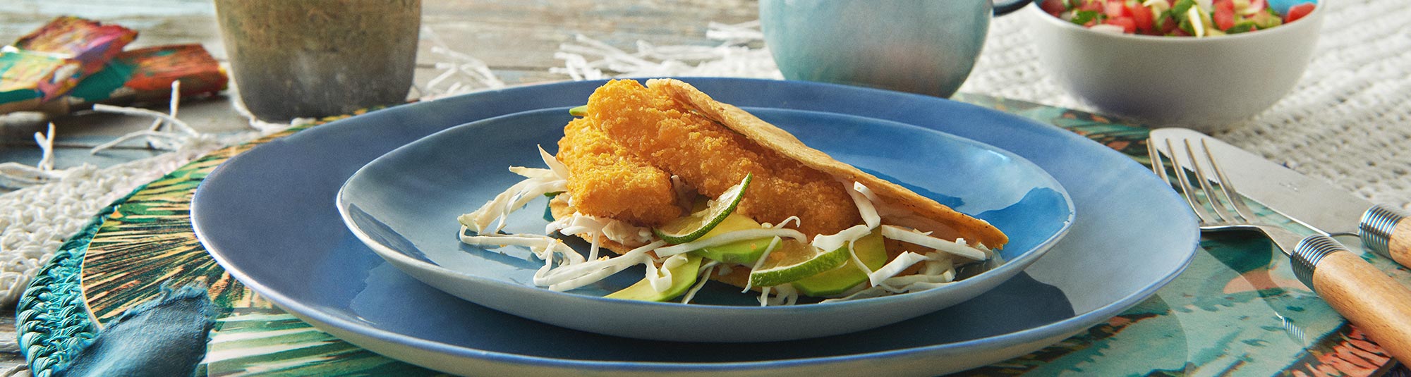 Tortilla con Bastoncini di pesce, cavolo e avocado - Ricette Findus							