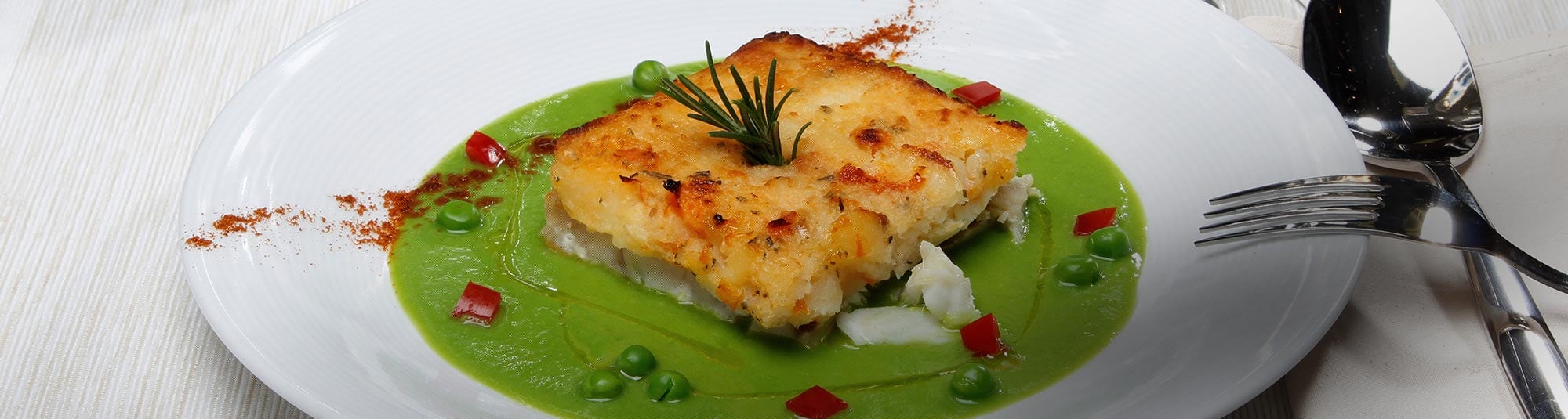 Merluzzo Gratinato con Patate e Rosmarino su crema di piselli