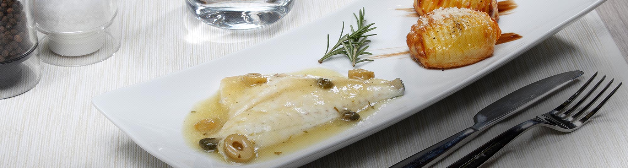 Orata con capperi e olive accompagnati da patate Hassleback 