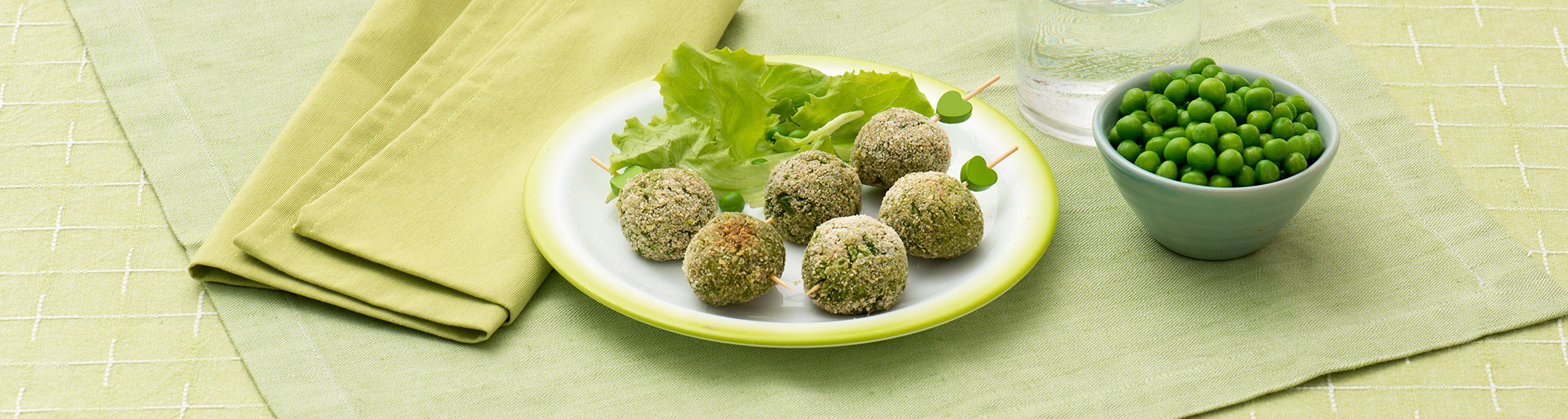 Polpettine di piselli su spiedo