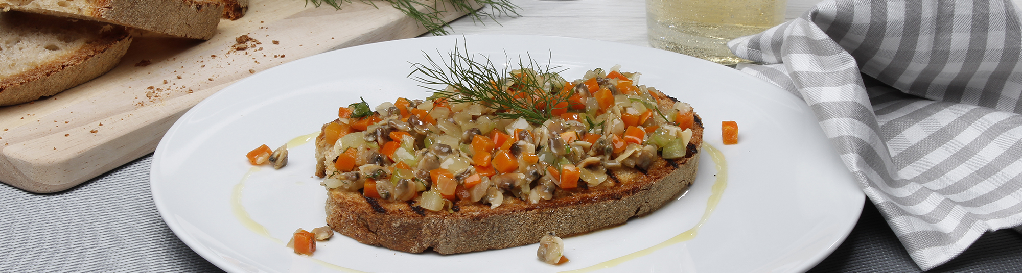 Ricetta Bruschette con Vongole e verdure soffritte