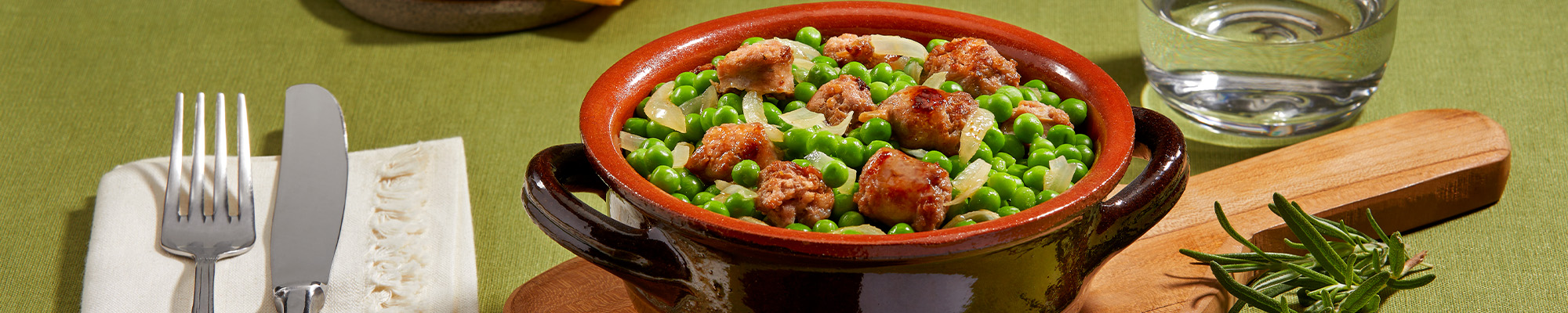 Piselli e salsiccia in padella