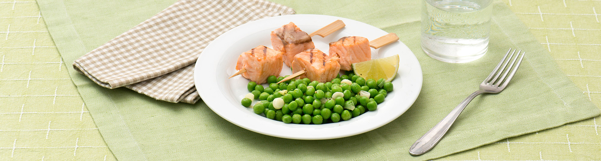 Spiedini di Salmone alla griglia con Porro e Piselli