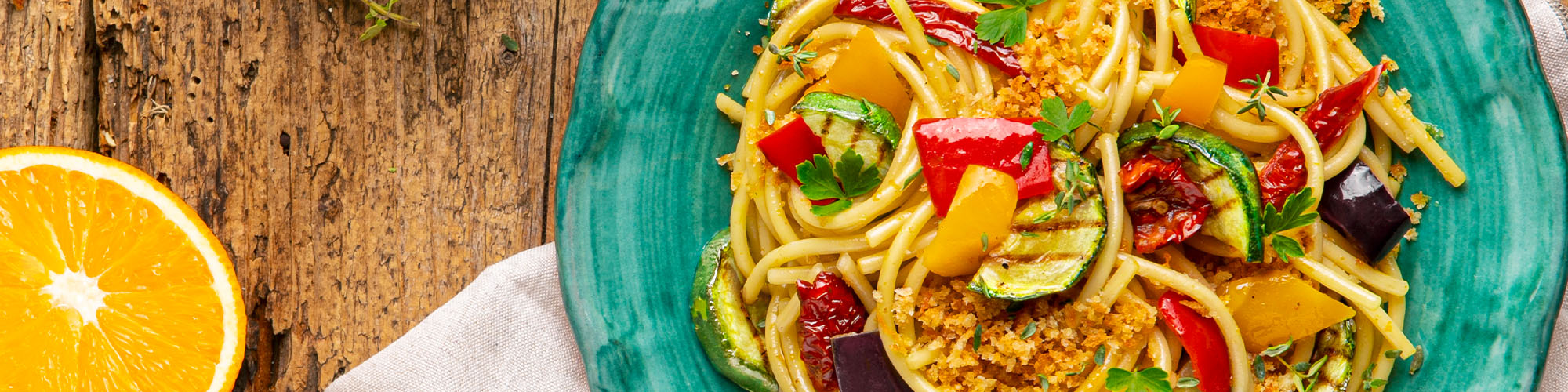 ingredienti e preparazione per una pasta con verdure grigliate, pangrattato e agrumi utilizzando i Grigliati Primavera