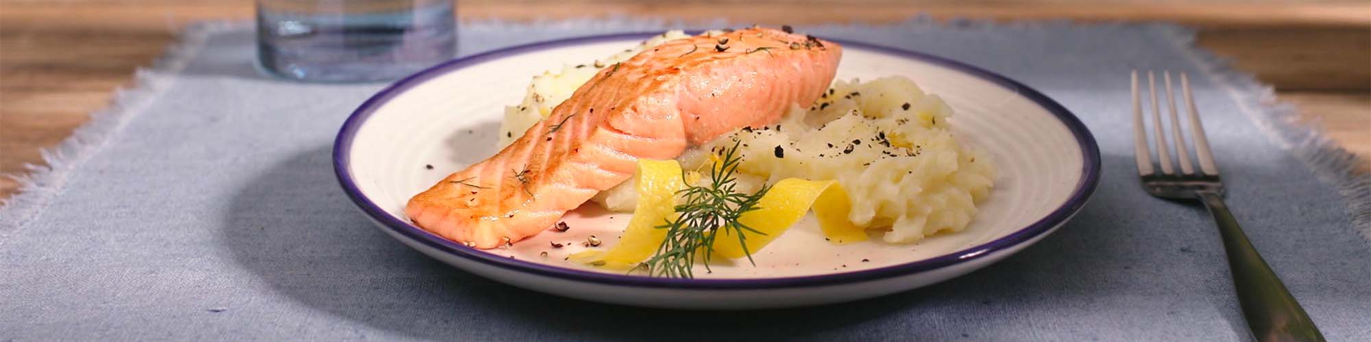 Salmone al limone con purè, pepe e aneto