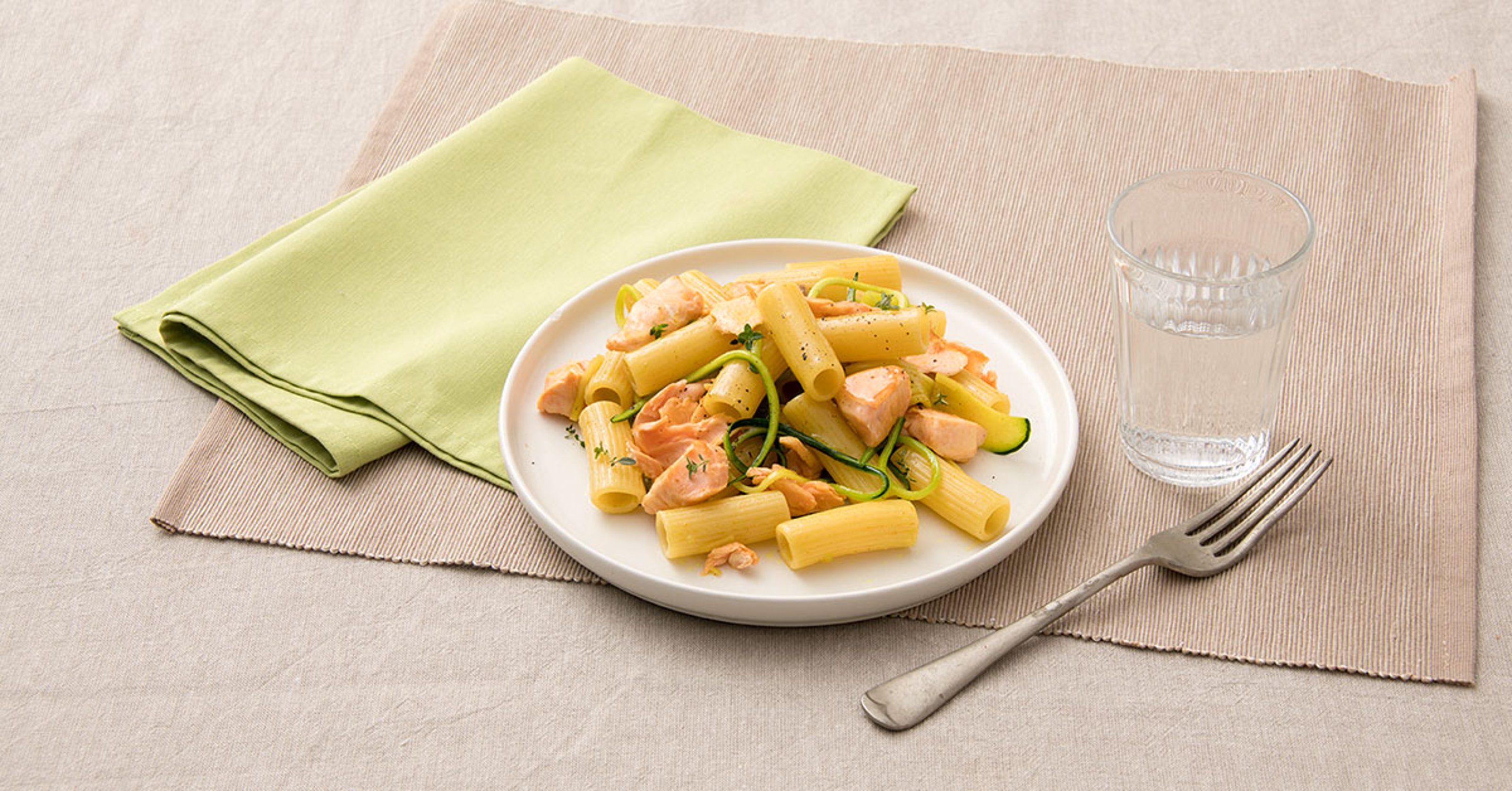 Pasta-con-Salmone-e-Zucchine-1200.jpg