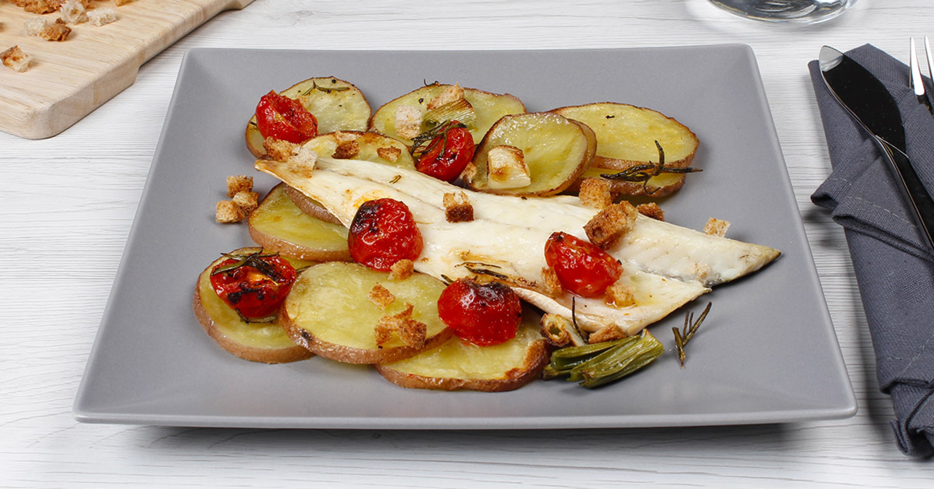 180510_branzino_al_forno_con_patate_e_pomodorini.jpg