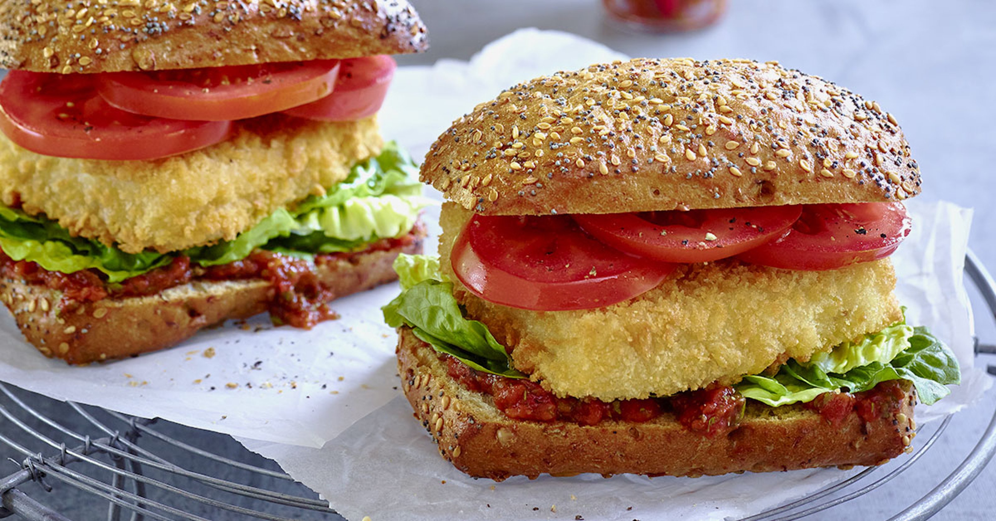 181016-fish-burger-con-pesto-e-pomodorini-secchi.jpg