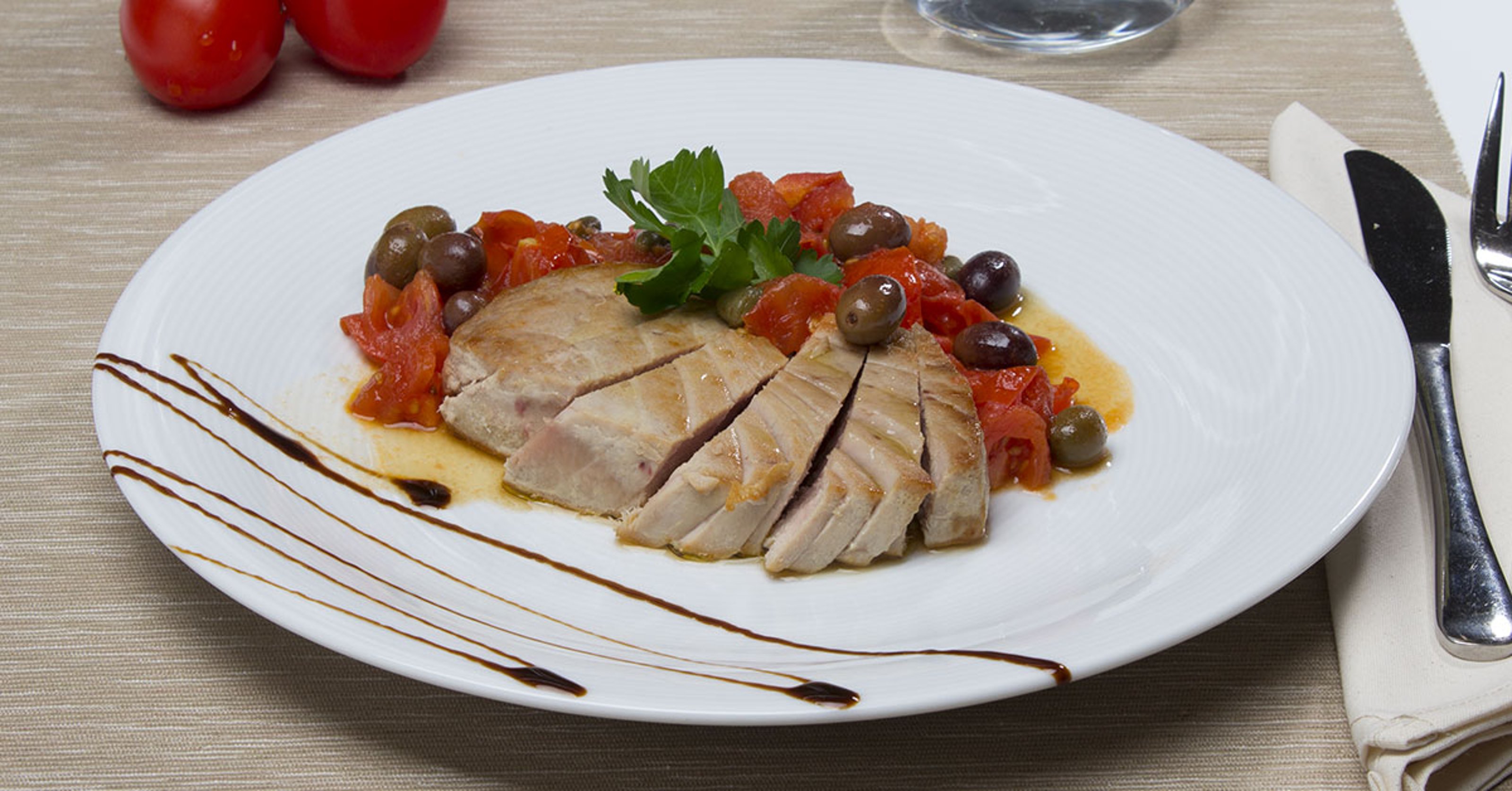 180322_tagliata di tonno con pomodori olive e capperi.jpg